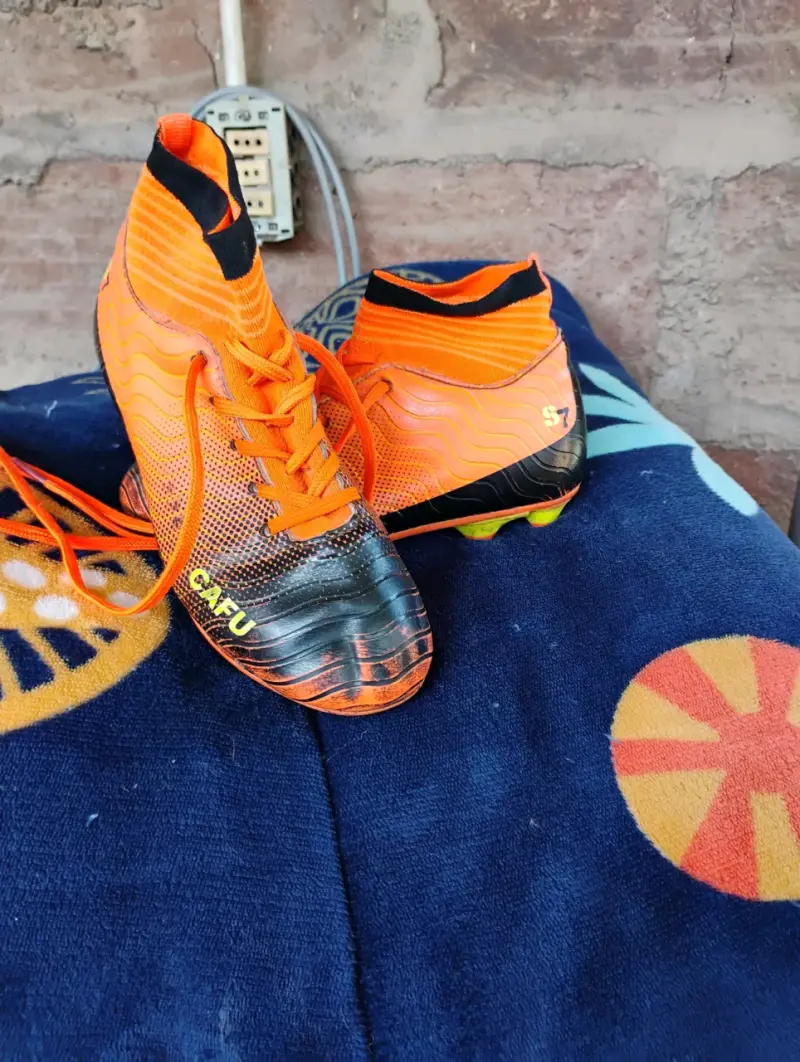 Botines de fútbol naranjas - 1