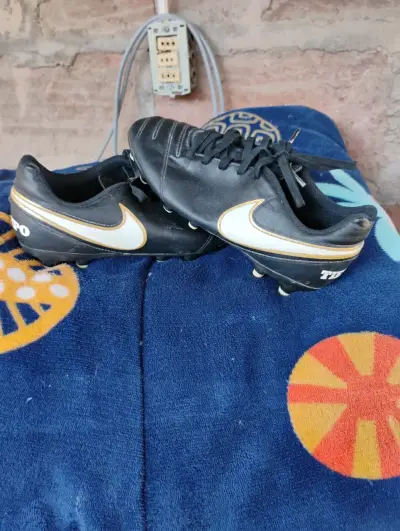 Botines de fútbol naranjas - miniatura 2