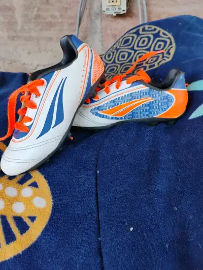 Botines de fútbol naranjas - miniatura 3