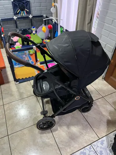 Coche de bebé negro en buen estado - miniatura 1