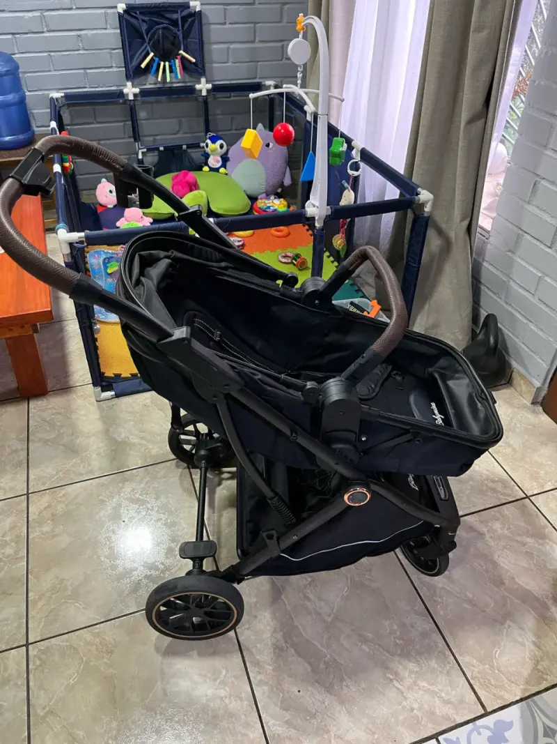 Coche de bebé negro en buen estado - 3