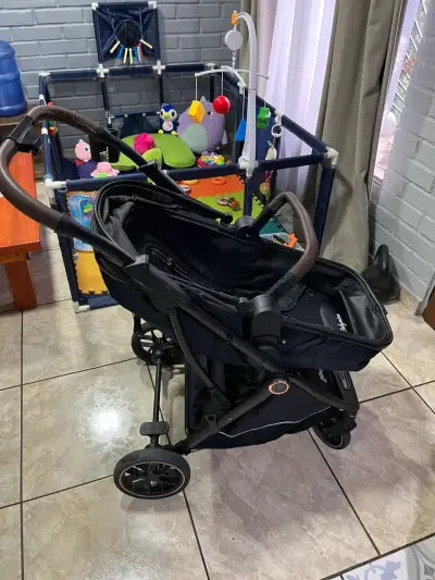 Coche de bebé negro en buen estado - miniatura 3