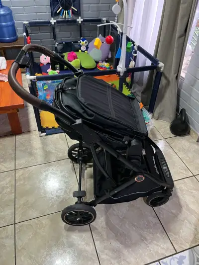 Coche de bebé negro en buen estado - miniatura 5