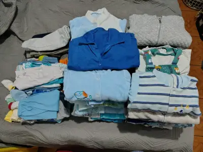 Ropa de bebé variada - miniatura 1