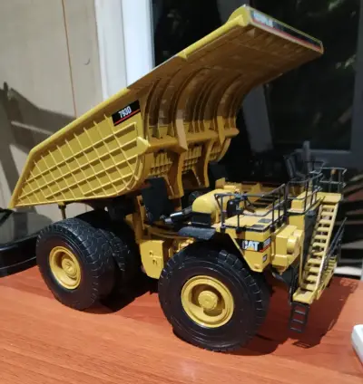 Camión de juguete CAT amarillo - miniatura 1