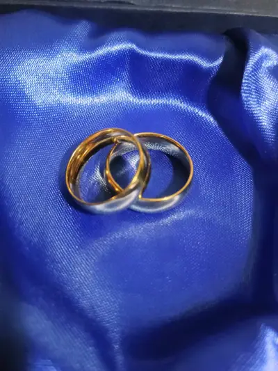 Anillos de matrimonio dorados - miniatura 1