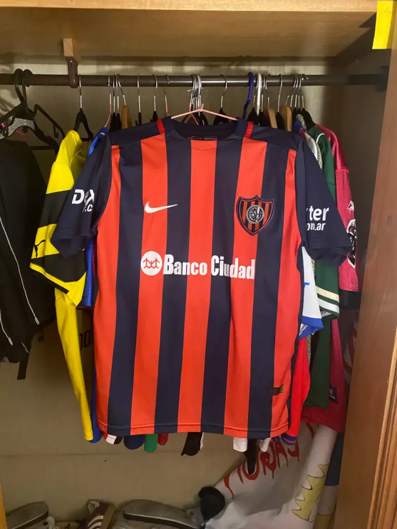 Camiseta de fútbol azul y roja - 1