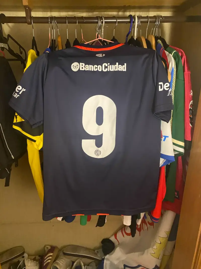 Camiseta de fútbol azul y roja - 2
