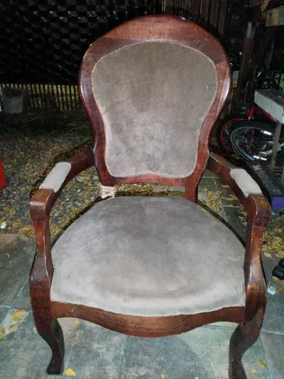 Silla de madera antigua - miniatura 1
