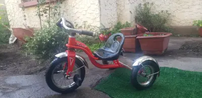 Triciclo rojo de niño - miniatura 1