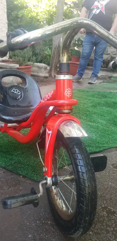 Triciclo rojo de niño - miniatura 2