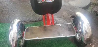 Triciclo rojo de niño - miniatura 3