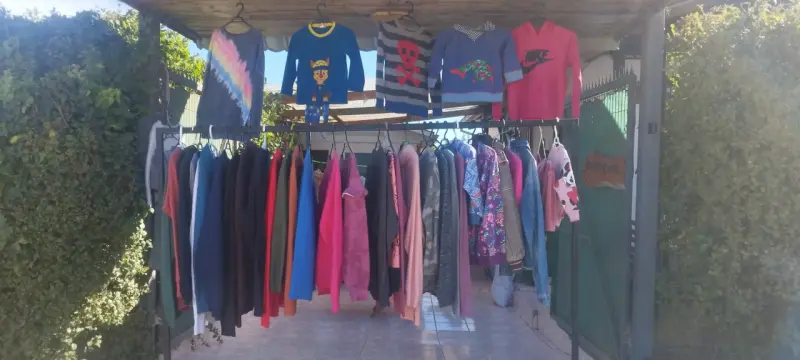 Ropa variada para niños y adultos