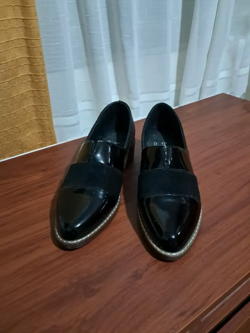 Zapatos negros de charol para mujer