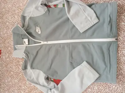 Polerón Nike gris con capucha - miniatura 1
