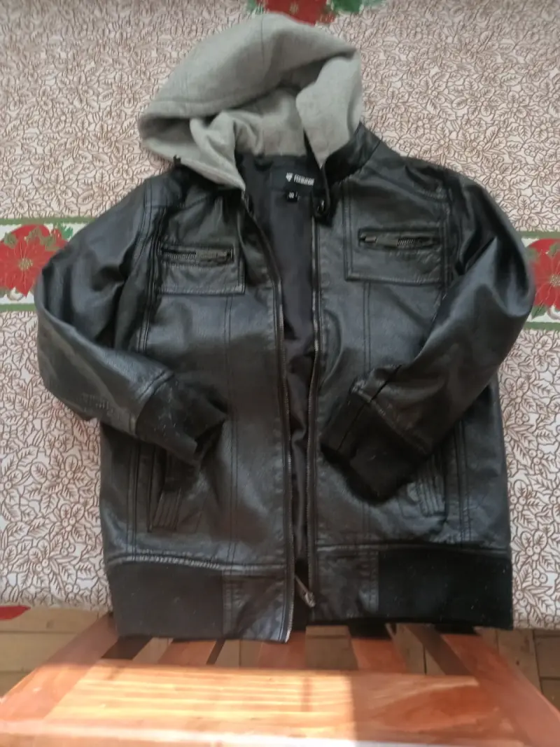 Chaqueta negra con capucha