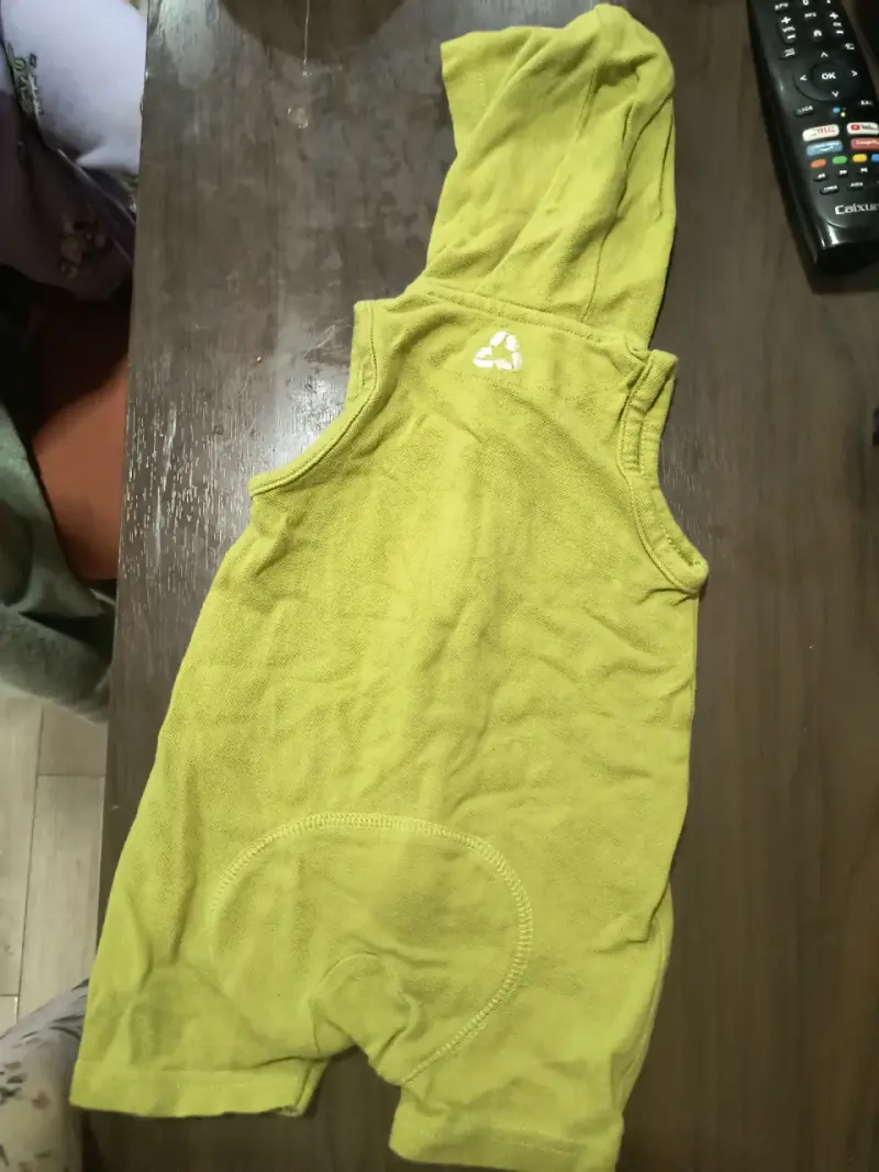 Enterito bebé verde con capucha - 2
