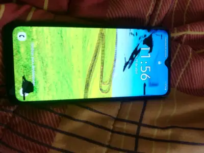 Celular con pantalla dañada - miniatura 2