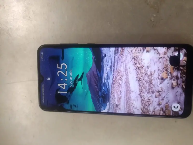 Celular con pantalla dañada - 9