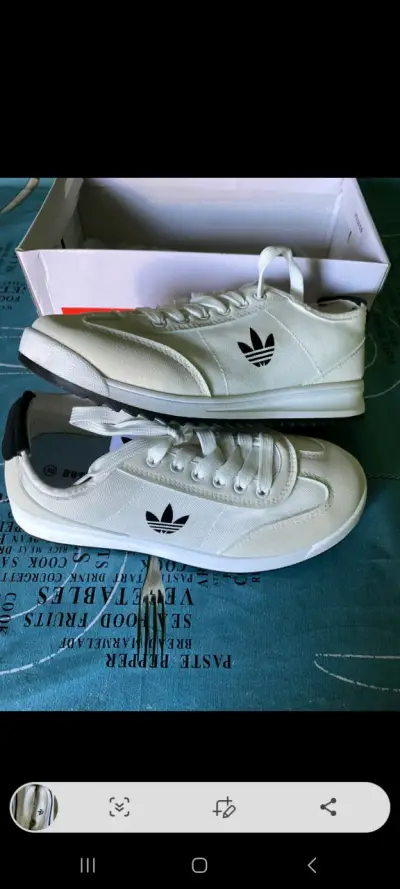 Zapatillas blancas con logo - miniatura 1