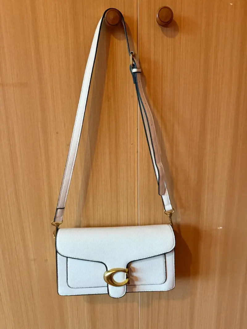 Cartera blanca con dorado estilo COACH - 1