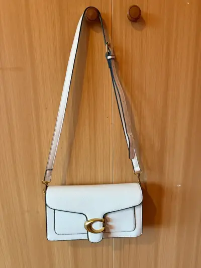 Cartera blanca con dorado estilo COACH - miniatura 1