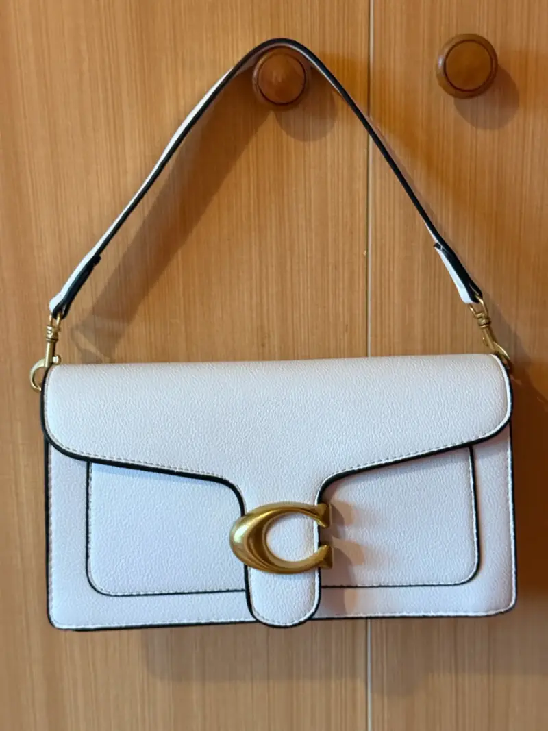 Cartera blanca con dorado estilo COACH - 2