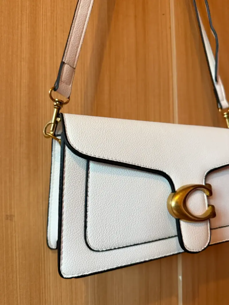 Cartera blanca con dorado estilo COACH - 4