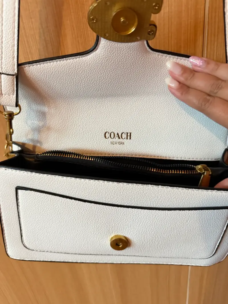 Cartera blanca con dorado estilo COACH - 6
