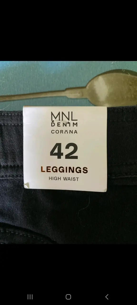 Leggings negros con etiqueta - 2