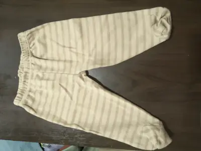 Pantalón bebé a rayas beige - miniatura 1