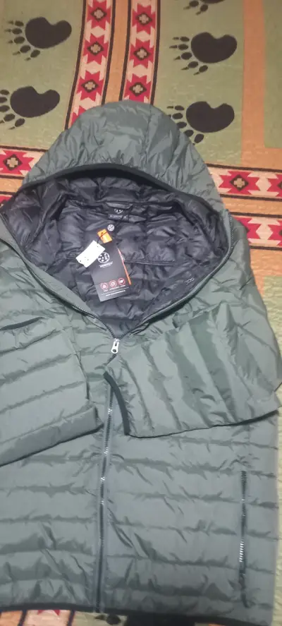 Chaqueta acolchada verde con capucha - miniatura 1