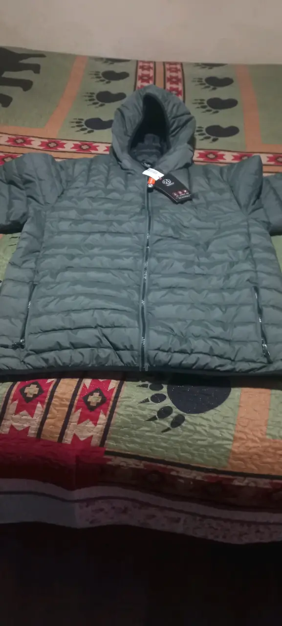 Chaqueta acolchada verde con capucha - 4