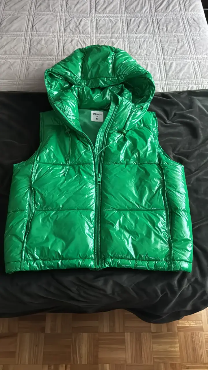 Chaleco acolchado verde con capucha