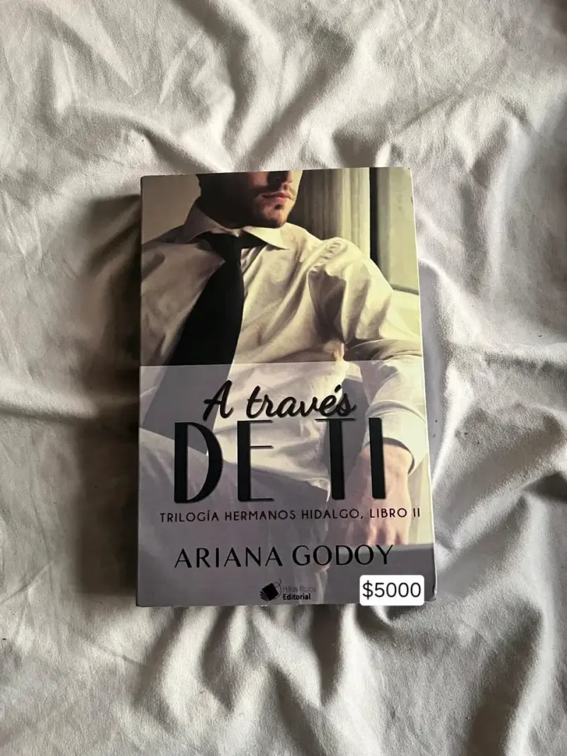 Libro 'A través de ti' Ariana Godoy