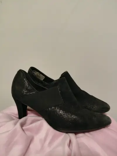 Zapatos de tacón negro elegantes - miniatura 1