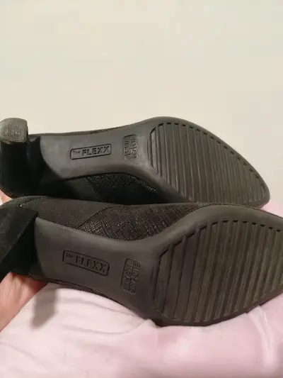 Zapatos de tacón negro elegantes - miniatura 2