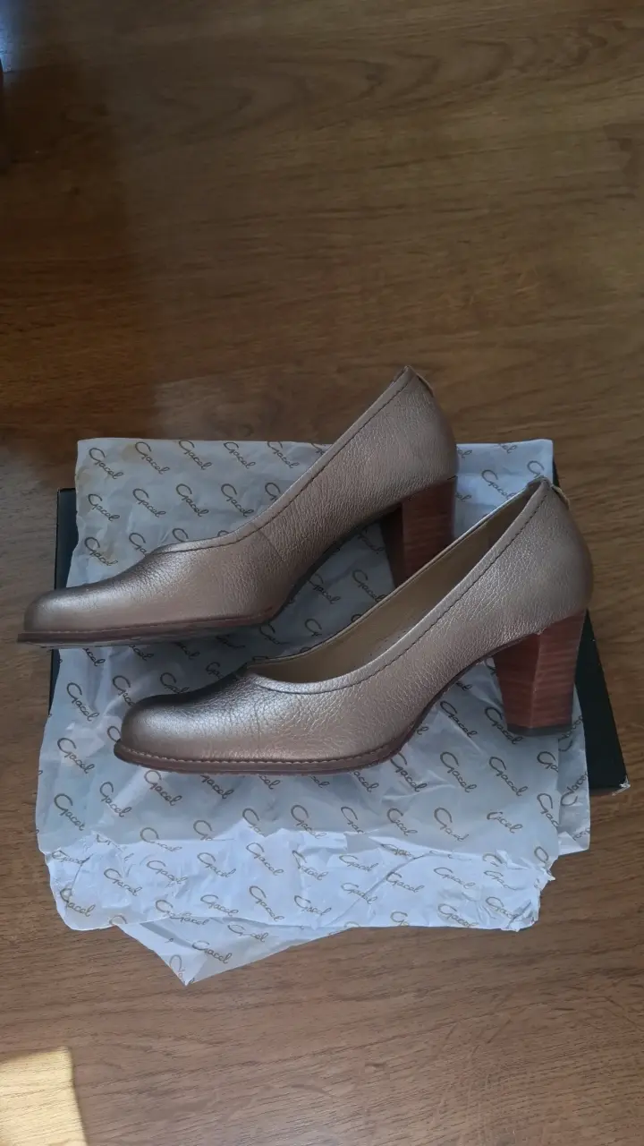 Zapatos de taco medio dorados - 2
