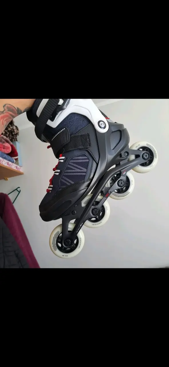 Patines en línea negros y rojos