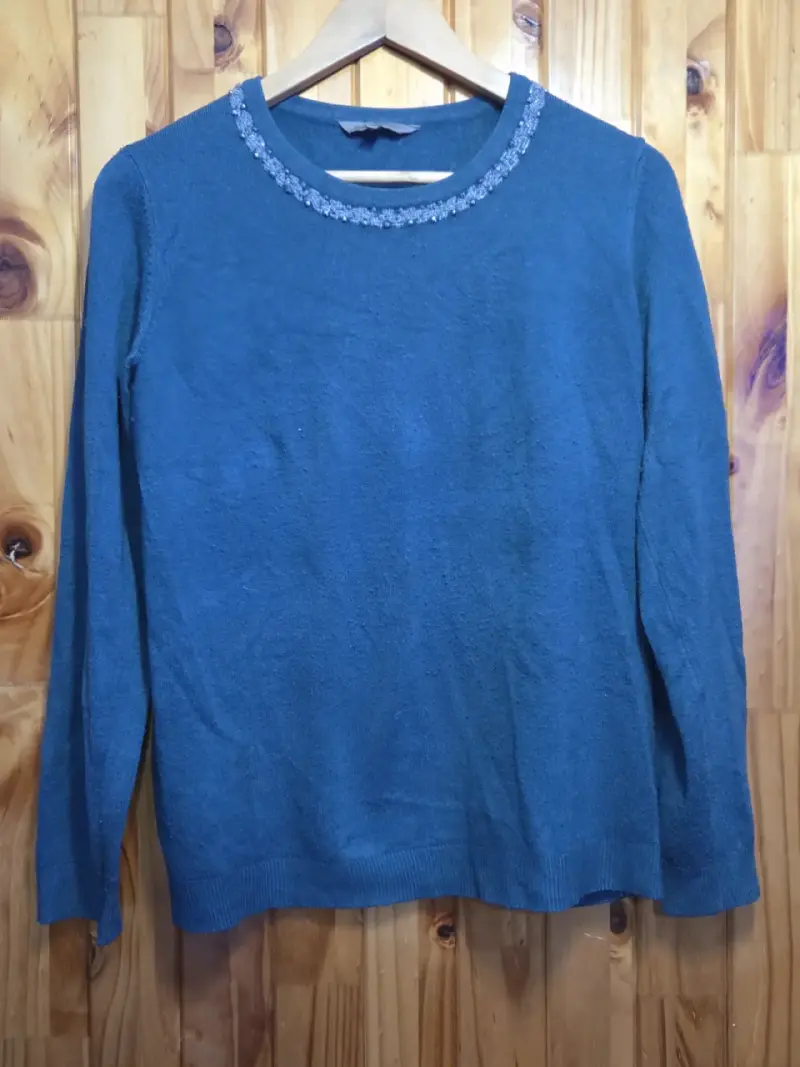 Suéter azul con cuello bordado - 1