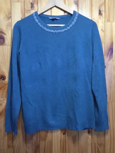 Suéter azul con cuello bordado - miniatura 1
