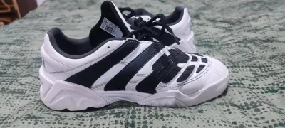 Zapatillas deportivas blancas y negras - miniatura 3