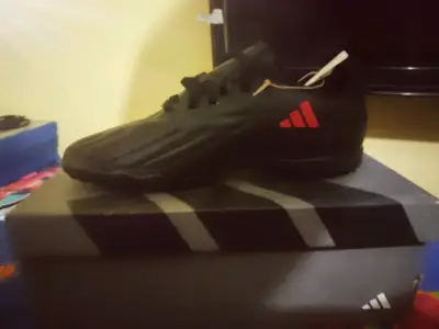 Zapatillas deportivas negras con logo rojo - miniatura 1