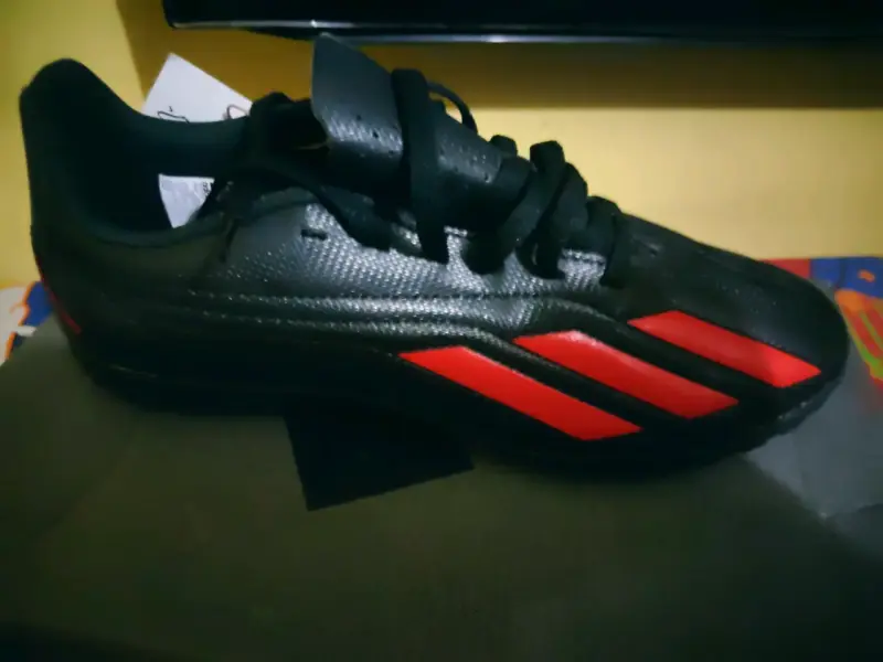 Zapatillas deportivas negras con logo rojo - 2