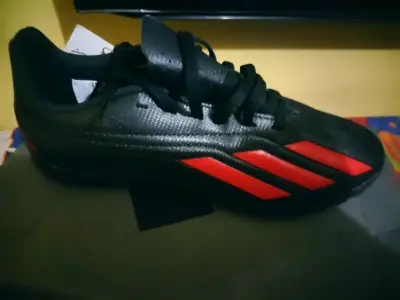 Zapatillas deportivas negras con logo rojo - miniatura 2