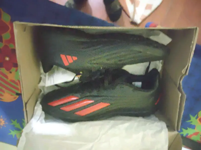 Zapatillas deportivas negras con logo rojo - 4