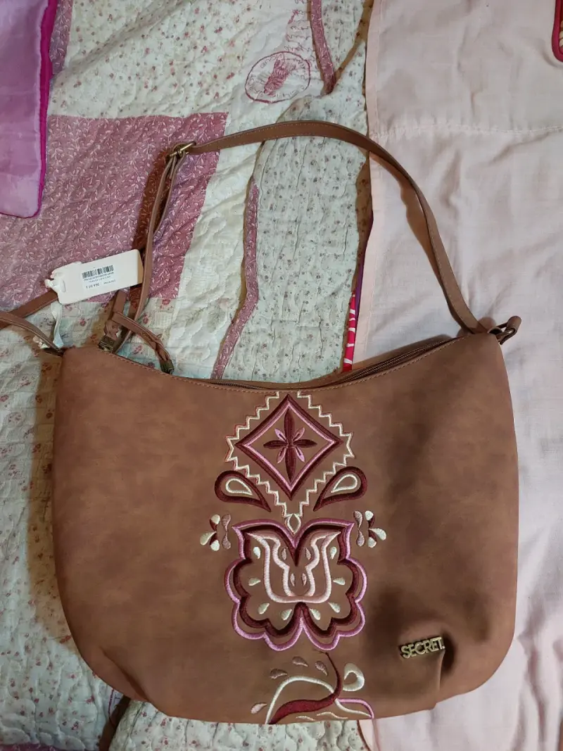 Cartera marrón con bordado Secret