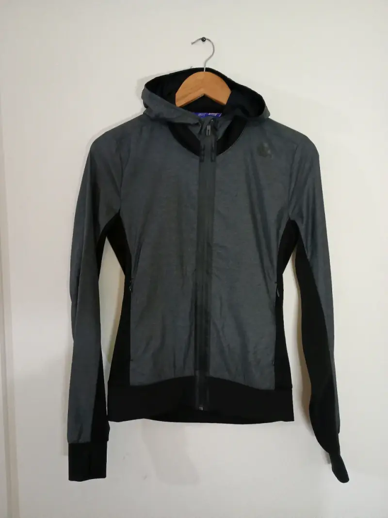 Polerón deportivo gris con capucha marca Adidas - 1