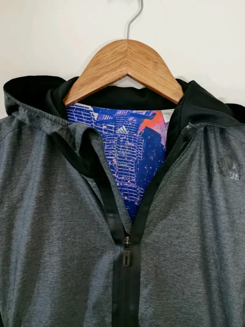 Polerón deportivo gris con capucha marca Adidas - 4