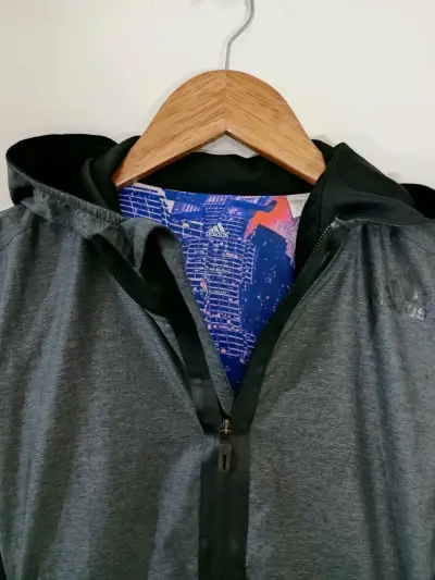 Polerón deportivo gris con capucha marca Adidas - miniatura 4